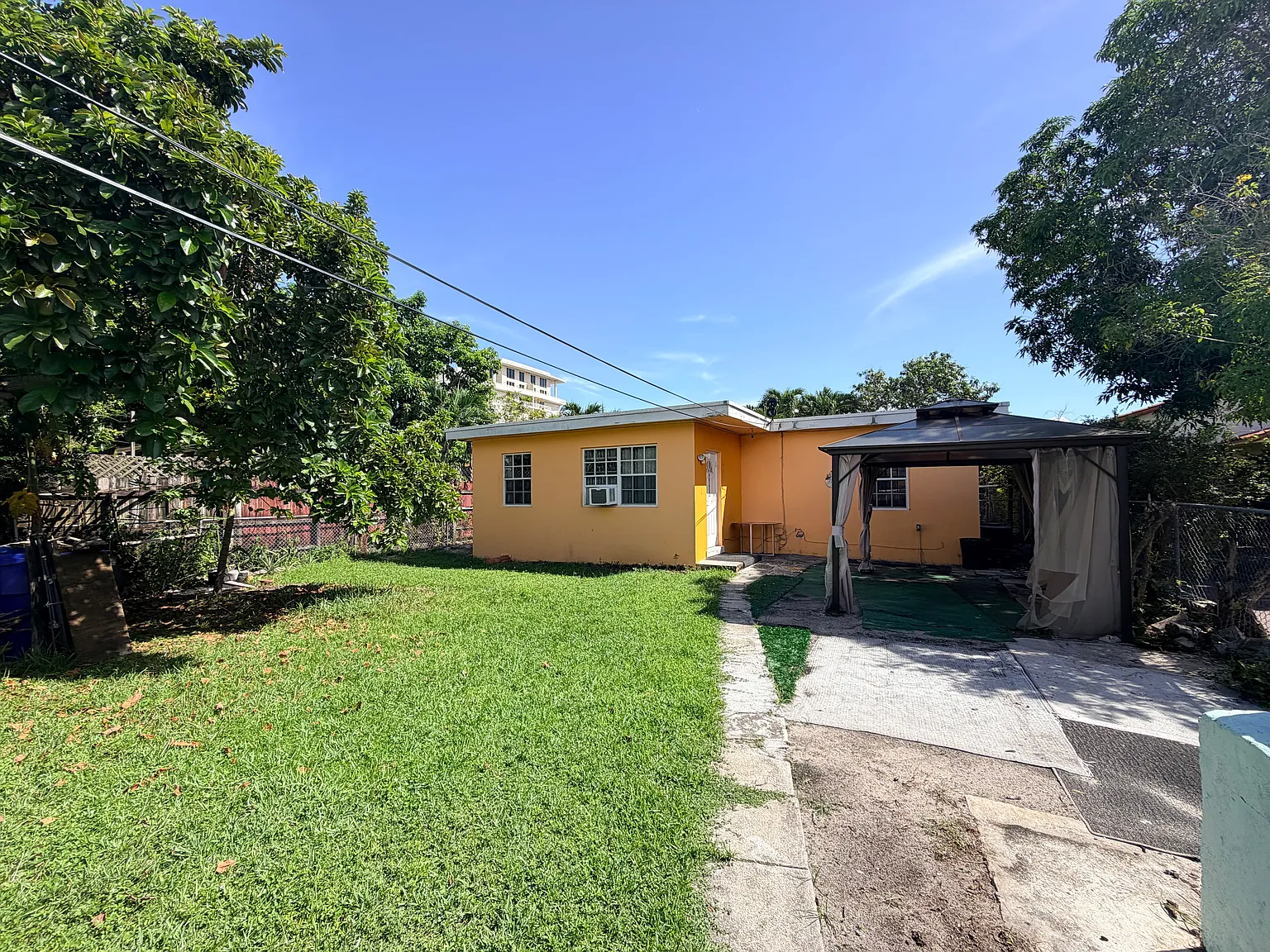 2 bed, 1000 sqft, $2,300 — Photo 2