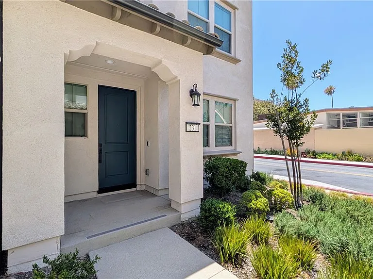 231 Babson Ct — Photo 3