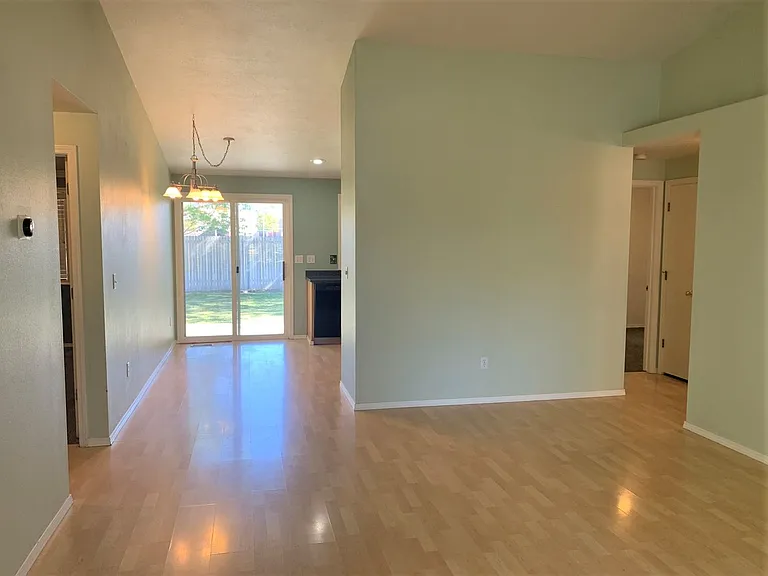 6902 N Prescott Ave — Photo 5
