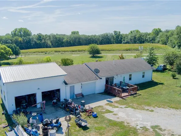 9017 NW Barwick Dr, Cameron, MO 64429