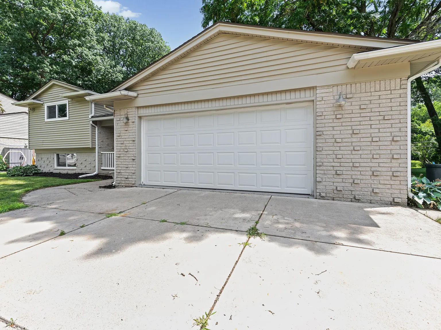 4 bed, 2221 sqft, $2,600 — Photo 4
