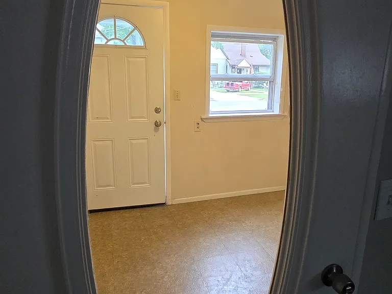 517 Bond St — Photo 6