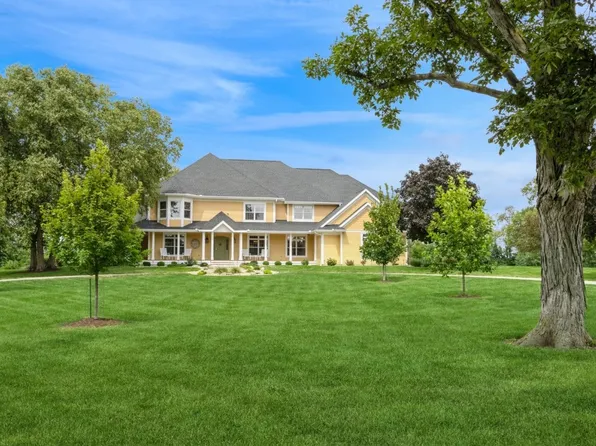 856 E Main St, Robins, IA 52328