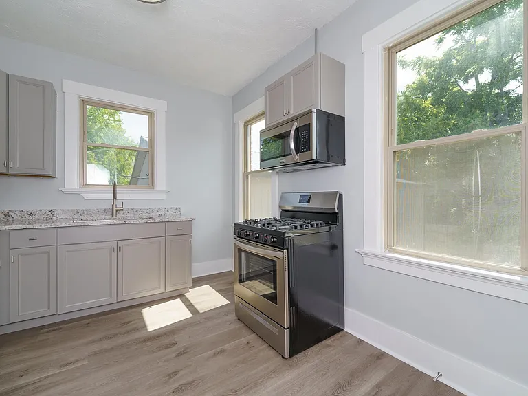 329 W 21st St — Photo 14