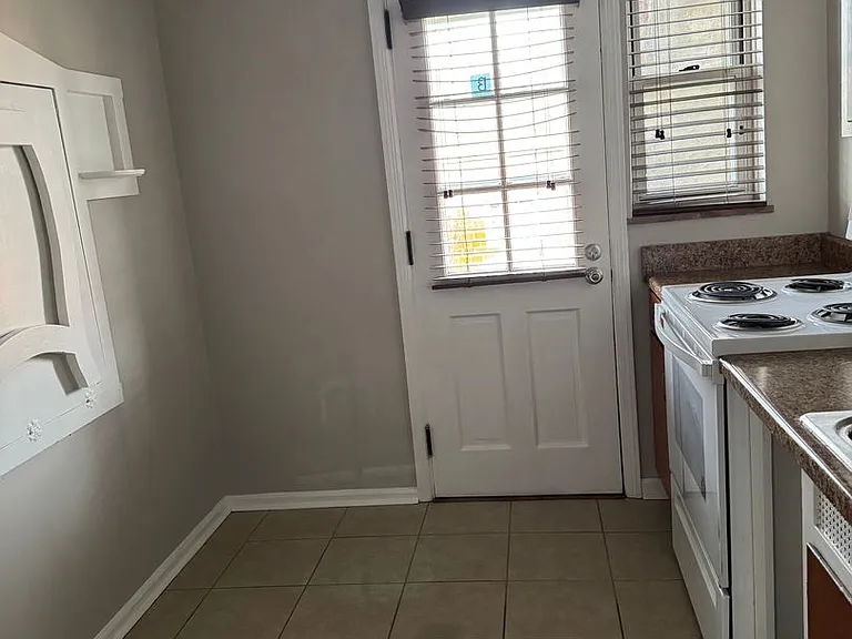 931 Kenwick Rd #B — Photo 4