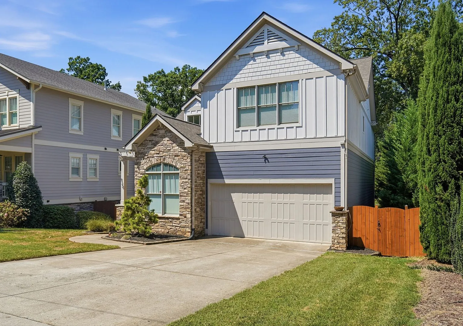 Custom Craftsman Home in Prime Location — Photo 2