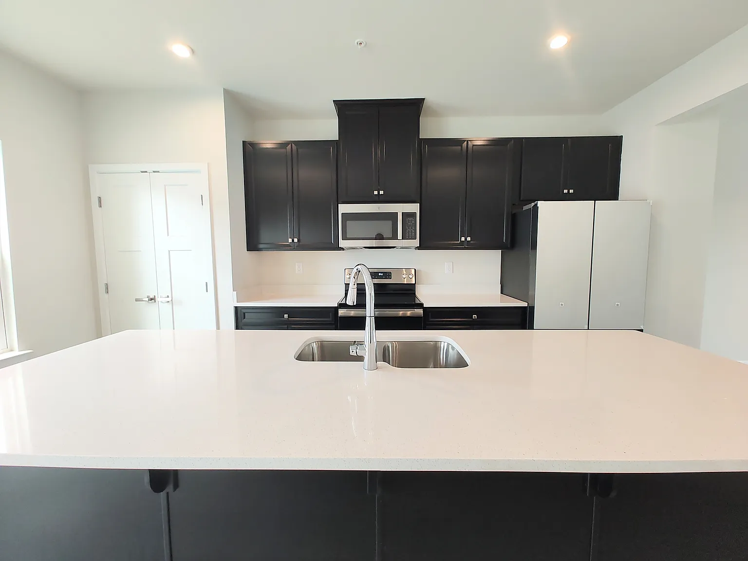 3 bed, 2.5 bath, 1740 sqft, $3,000 — Photo 4