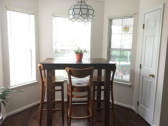 Bright Eat-In Kitchen