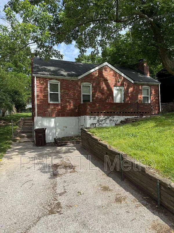 3 bed, 1.0 bath, 1286 sqft, $1,369 — Photo 1