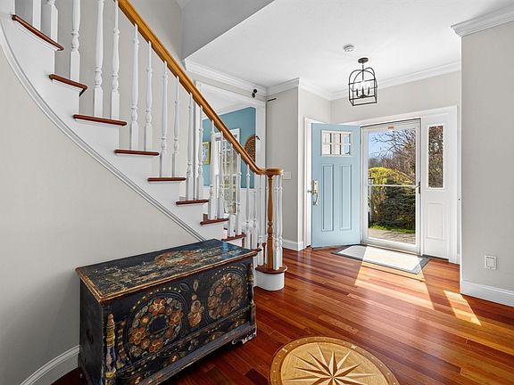 3rd image of 735 Bay Rd
