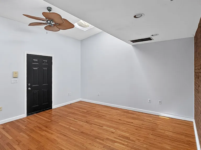 831 Chapel St — Photo 2