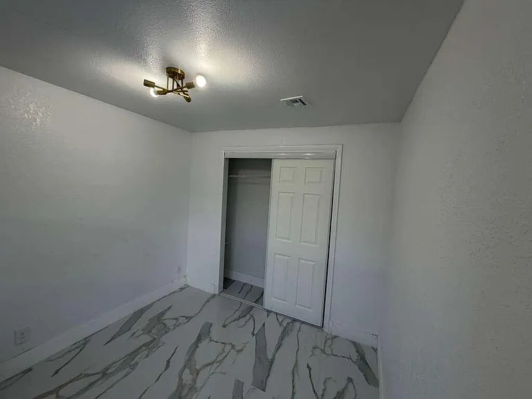 160 SE 15th Ave — Photo 5