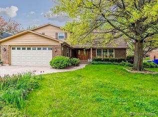 562 Prince Edward Rd, Glen Ellyn, IL 60137