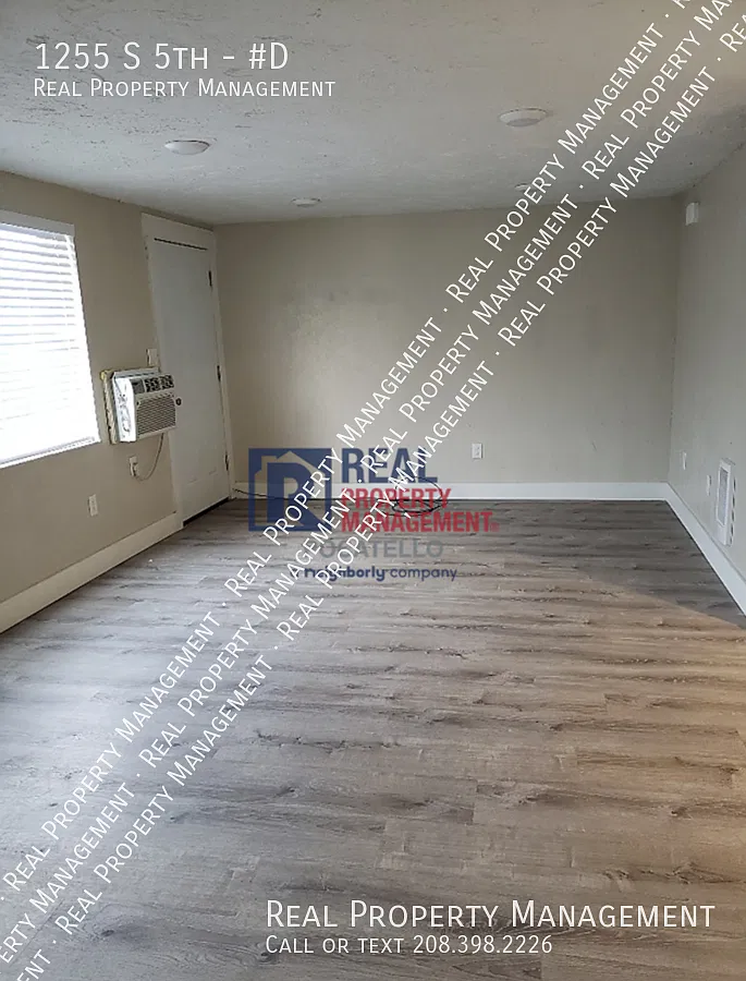 2 Bedroom 1 Bath Apartment — Photo 3