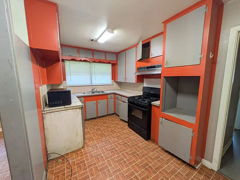 436 Gardenia Ave — Photo 6
