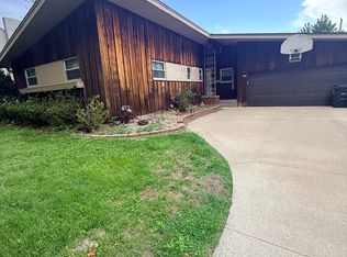920 36th St, Moline, IL 61265