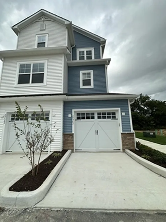 3 bed, 3.0 bath, 2325 sqft, $3,000 — Photo 1