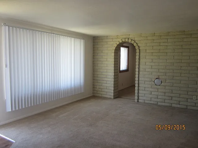 Charming 2-Bedroom Home with Spacious Fenced Backyard! — Photo 2
