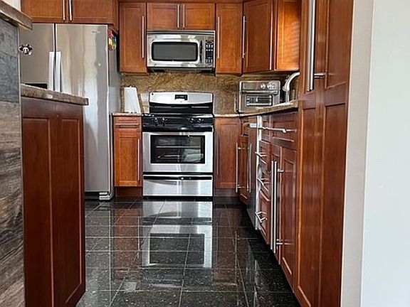 5th image of 27 Bowling Green Pl