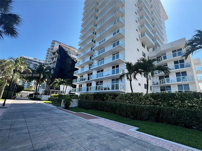 2457 Collins Ave #402 — Photo 3