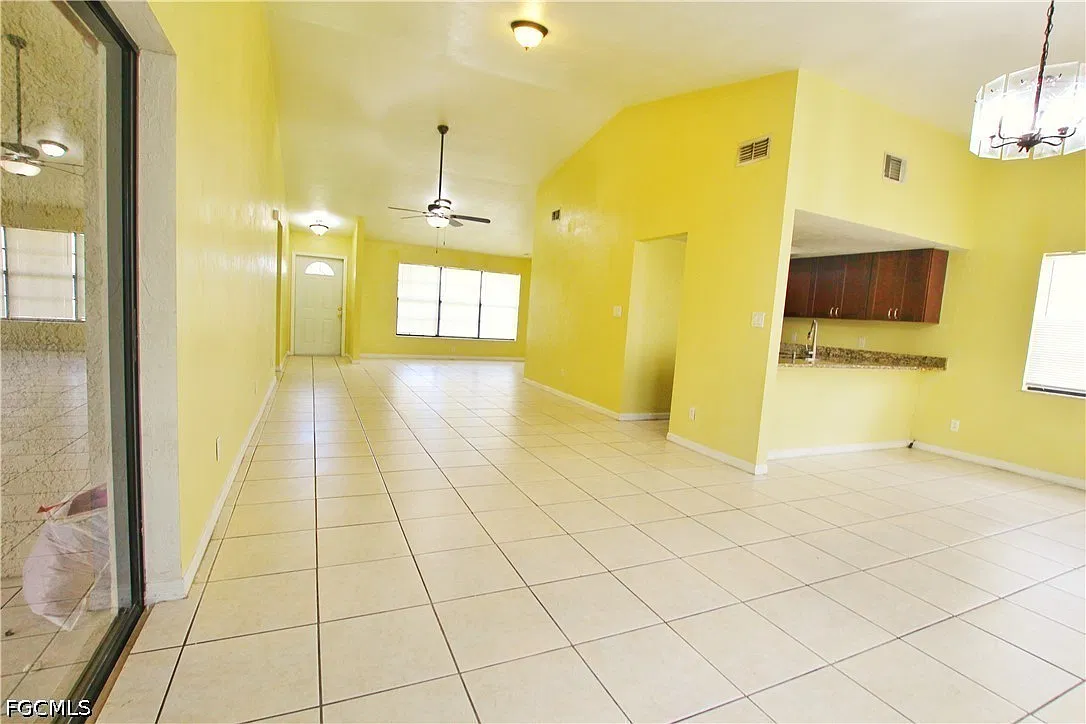3 bed, 2.0 bath, 1669 sqft, $2,100 — Photo 2