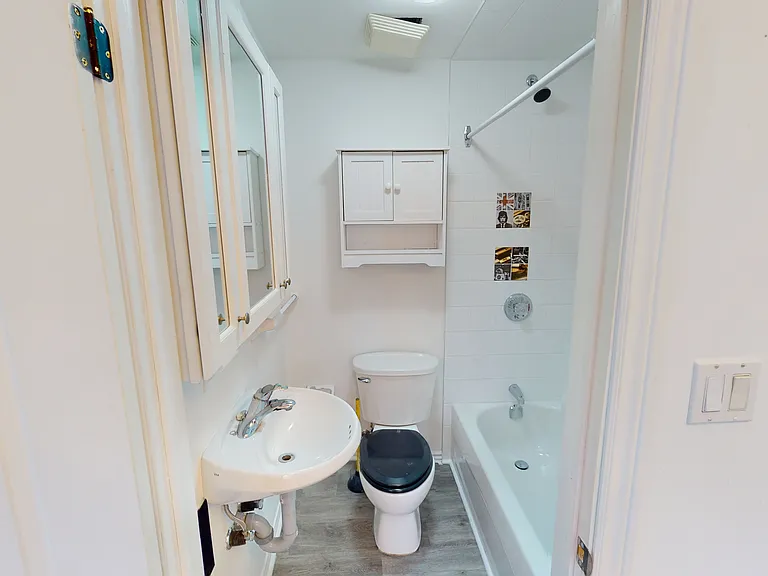 1152 Gerrard St E — Photo 14