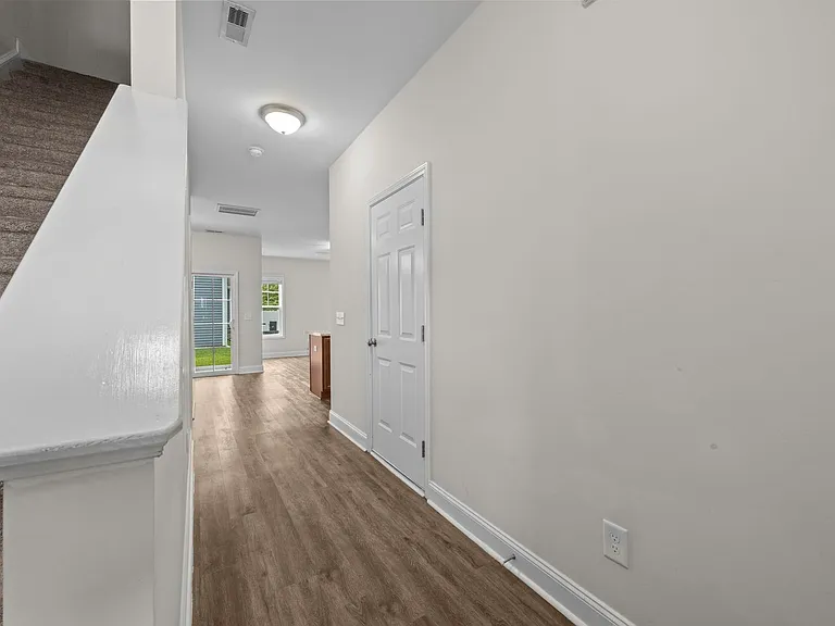 211 N Stingray Ln — Photo 2