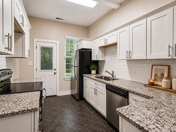 3rd image of 2044 Vinton Ave