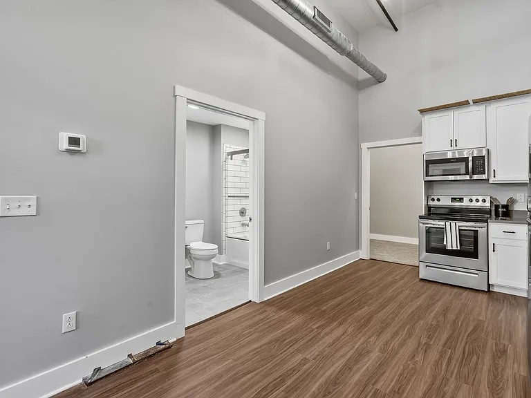 New South Side Apartments at 905 Bingham — Photo 16