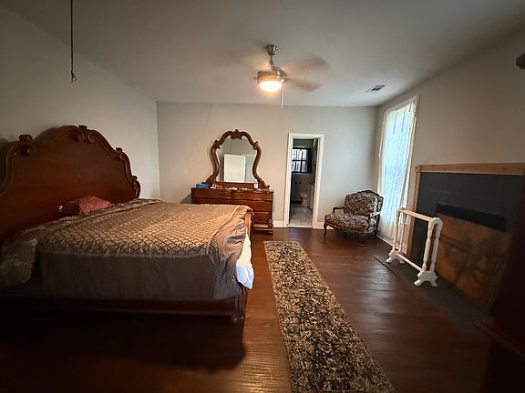 2nd image of 303 E 9th St