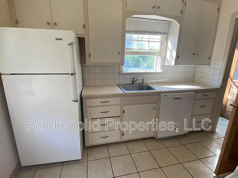 607 E 22nd St — Photo 6