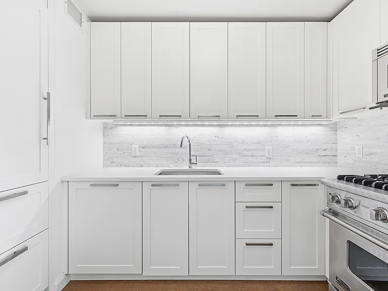 200 E 94th St #1715 — Photo 5