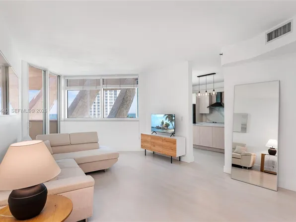300 S Pointe Dr APT 907, Miami Beach, FL 33139