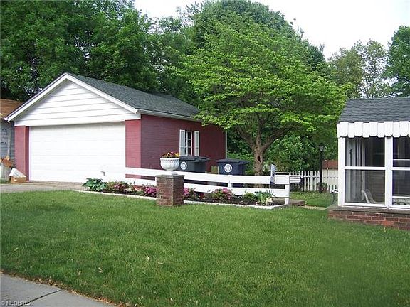3rd image of 2295 Pelton Ave