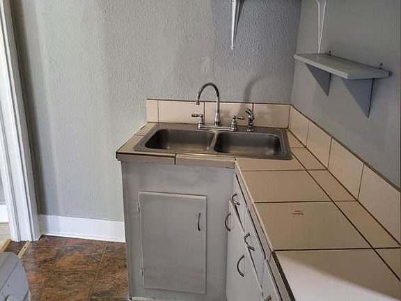 5th image of 315 Oak St APT 2