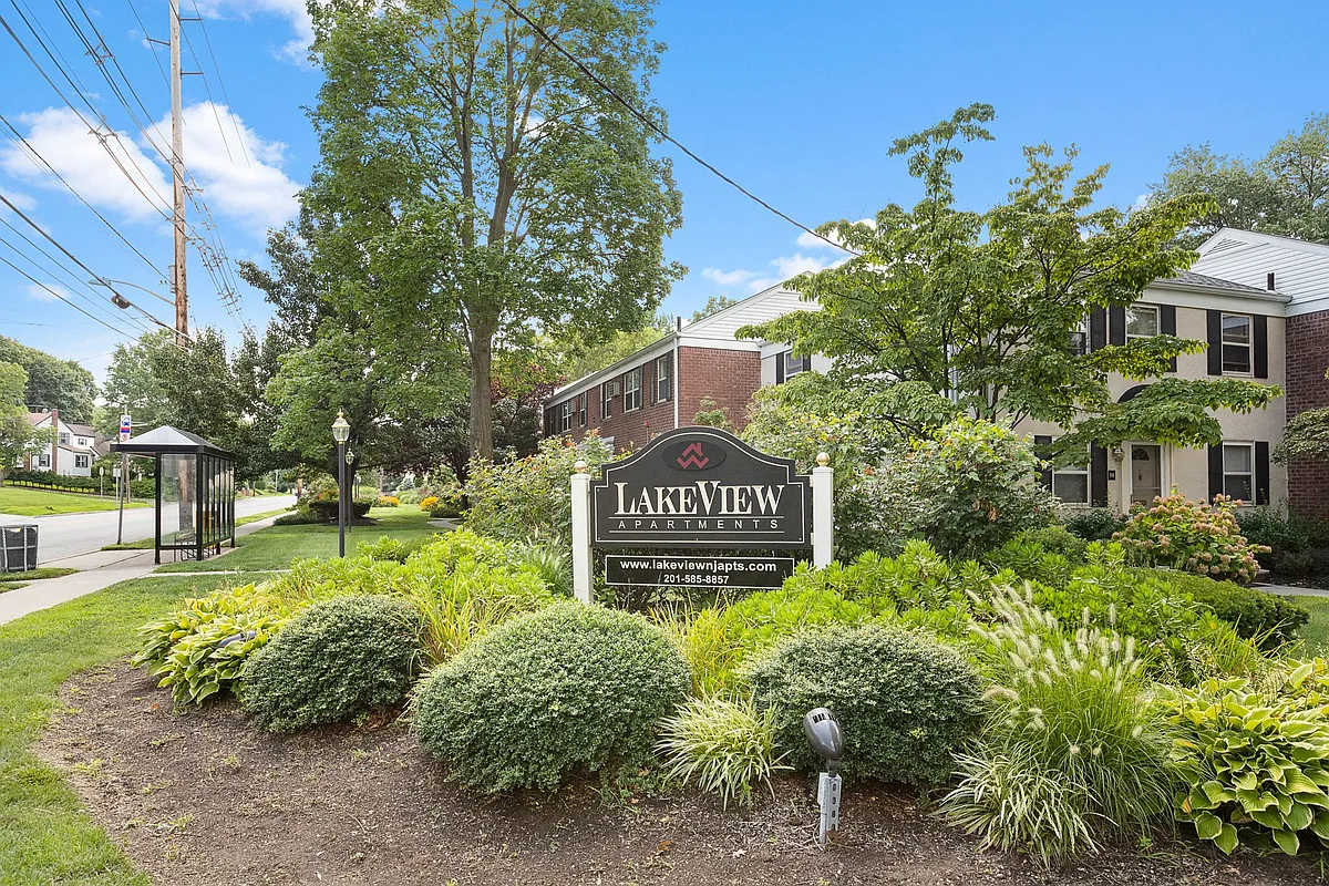 Building Photo - Lakeview Apartments