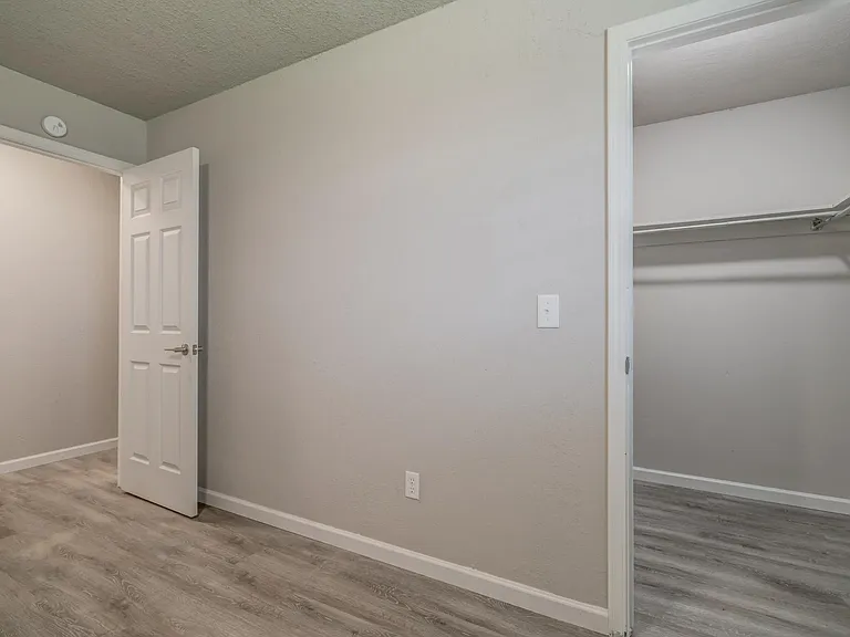 605 Saint James Pl — Photo 26