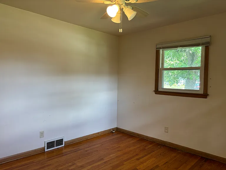 6321 Roselawn Ave — Photo 9