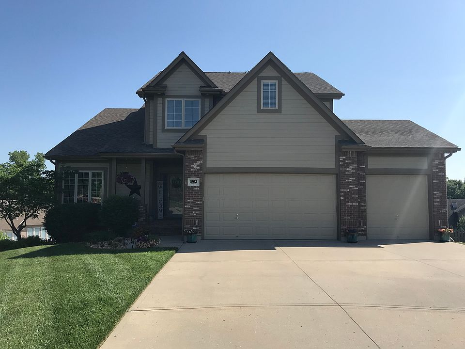 1st image of 1002 NW Holly Ct