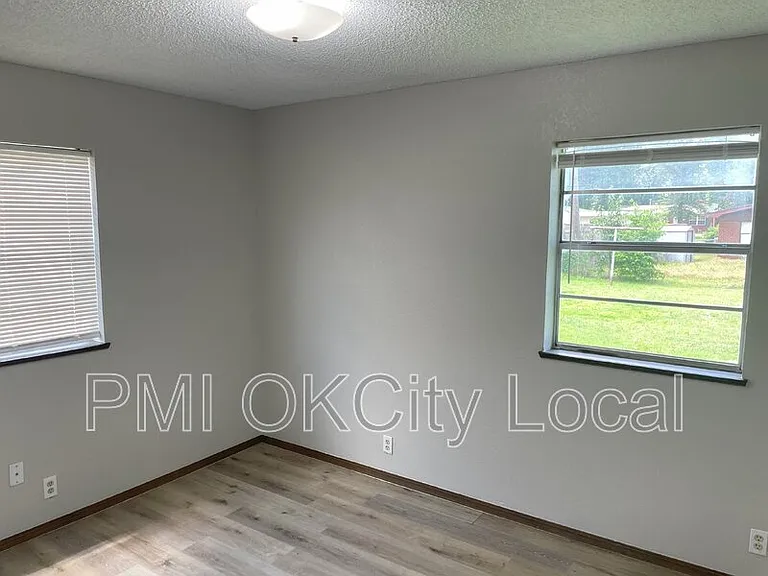 2325 N Redmond Ave — Photo 16