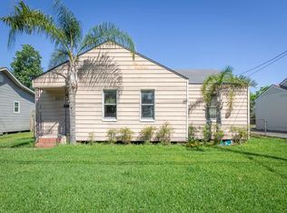 6977 39th St, Groves, TX 77619