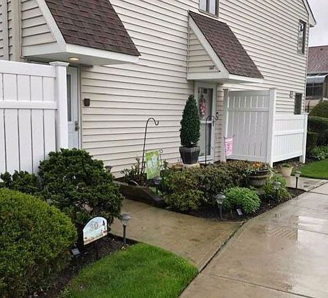 3rd image of 20 Laurel Ave APT 30