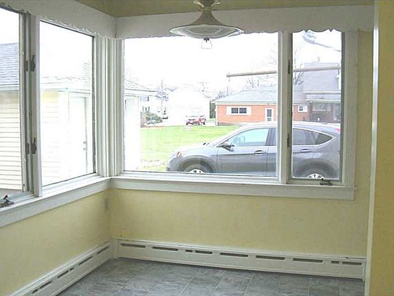 4th image of 521 E Main St