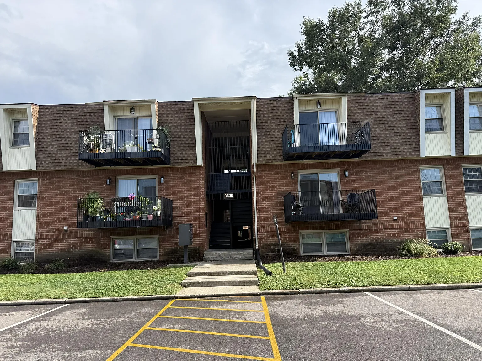 2 bed, 1.0 bath, 925 sqft, $1,175 — Photo 1