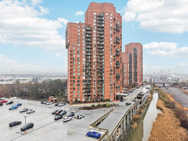 530 Harmon Cove Tower #530 — Photo 29