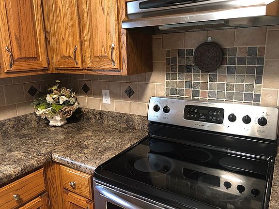 3rd image of 134 Oakview Dr