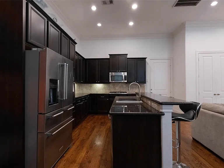 9429 London Bridge Sta — Photo 7