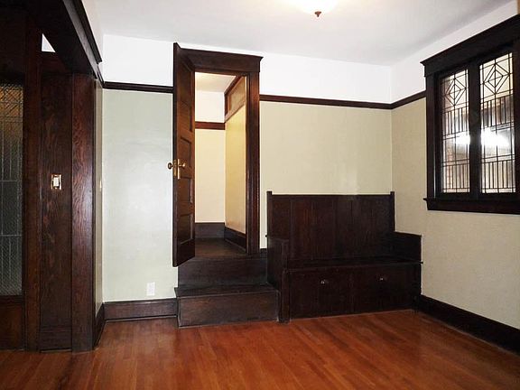 Built-in Bench w/ Trundle Bed