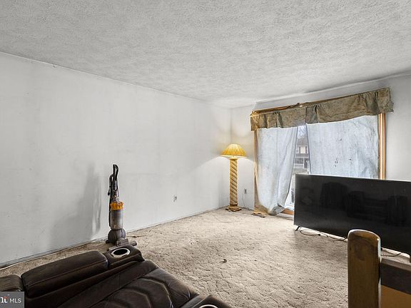 4th image of 15 Russet Ct