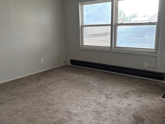 4th image of 825 E Broadway St APT B2
